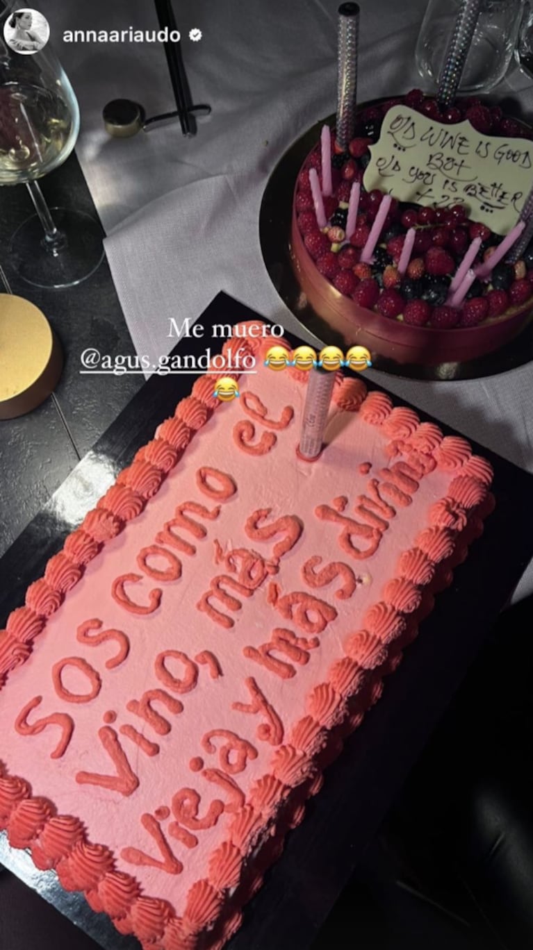 Agustina Gandolfo celebró su cumpleaños con amigas: el llamativo mensaje en la torta