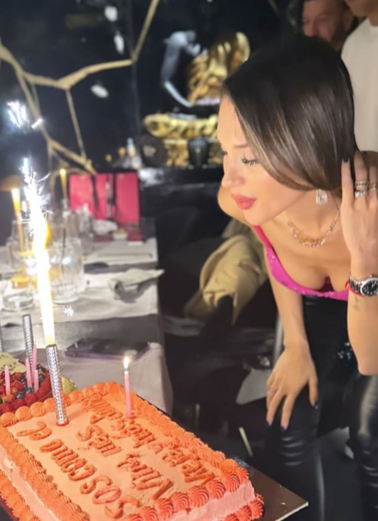 Agustina Gandolfo celebró su cumpleaños con amigas: el llamativo mensaje en la torta