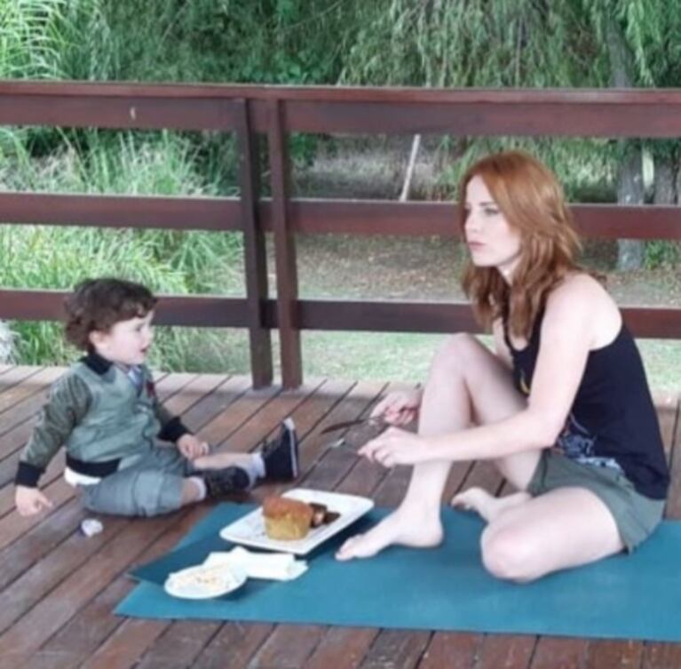 Agustina Kämpfer y su curioso método "new age": "No creo que haga falta ponerle límites a mi hijo, el universo se encarga"