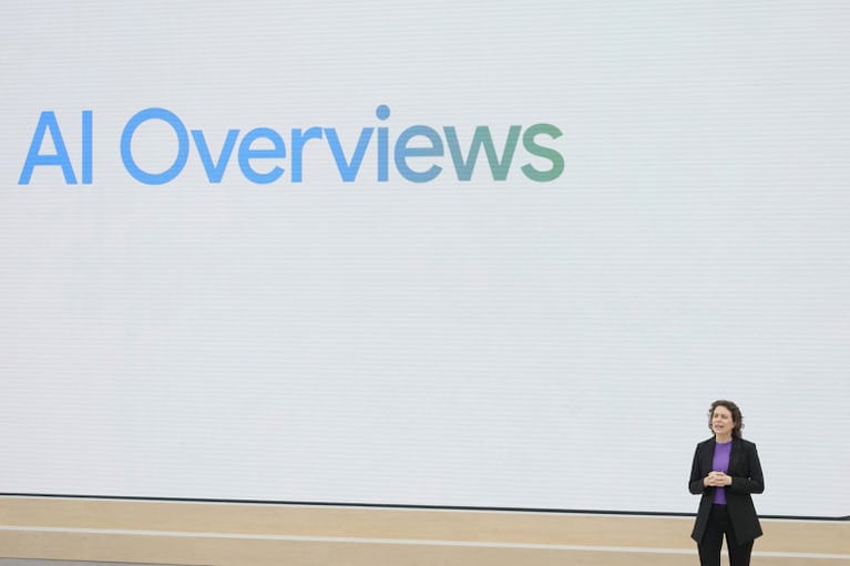 AI Overview ofrece resúmenes rápidos basados en IA.
