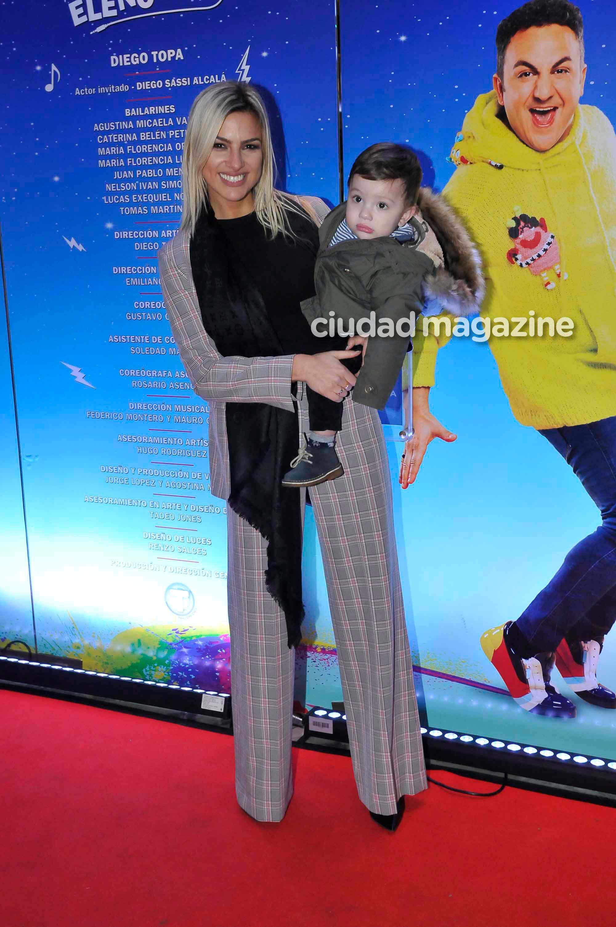 Ailén Bechara con su hijo en el show de Topa (Foto: Movilpress)