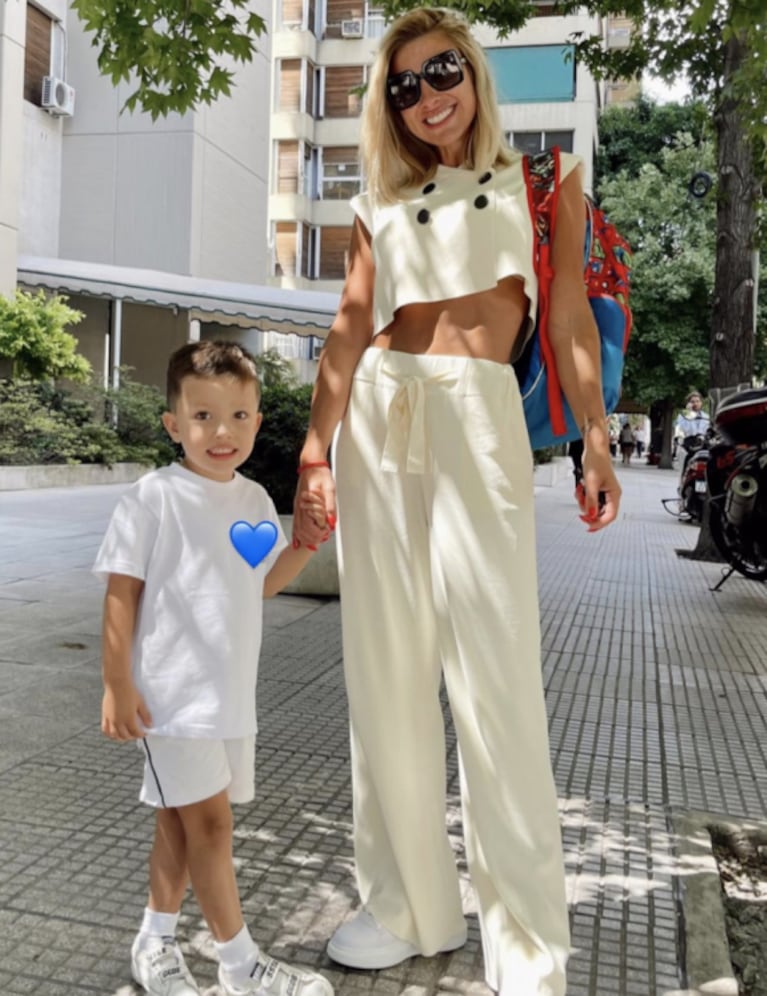 Ailén Bechara eligió un look súper chic para llevar a su hijo a su primer día de clases: "No pudo soltarme"