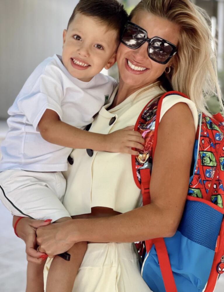 Ailén Bechara eligió un look súper chic para llevar a su hijo a su primer día de clases: "No pudo soltarme"