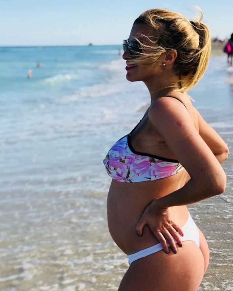 Ailén Bechara lució su pancita de 25 semanas de embarazo en las playas de Miami: "Creciendo un montón"