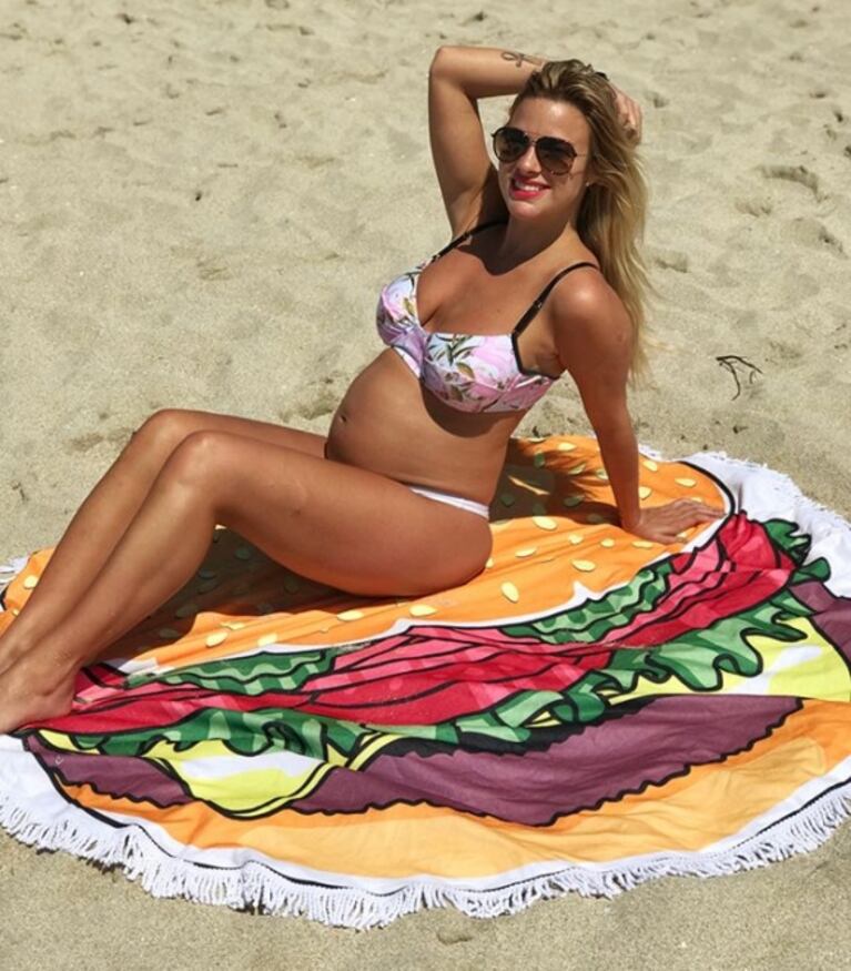 Ailén Bechara lució su pancita de 25 semanas de embarazo en las playas de Miami: "Creciendo un montón"