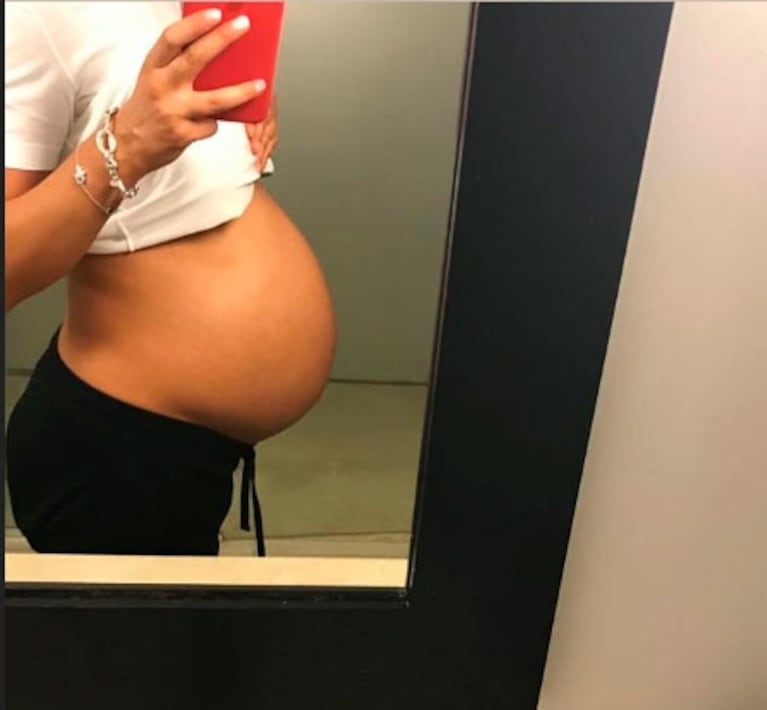 Ailén Bechara y las fotos de su súper panza de embarazada: "A días de conocerte, amor de mi vida" 