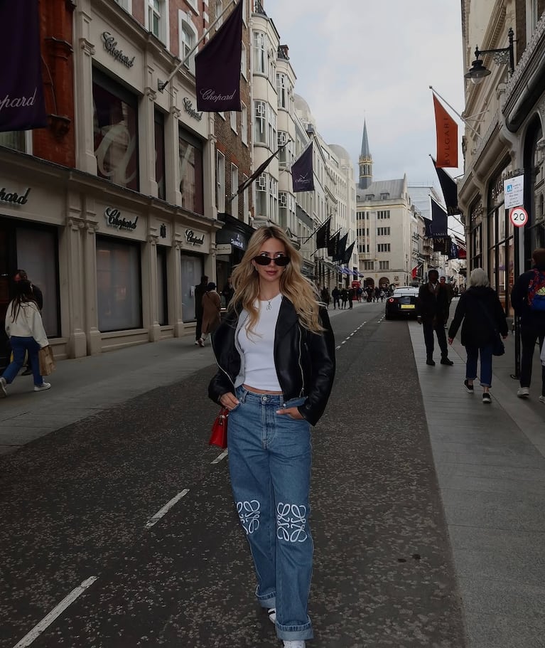 Ailén Cova retrotae la moda de los años 2000 con conjuntos descontracturados de pantalones tiro bajo (Foto: Instagram/@ailencova).