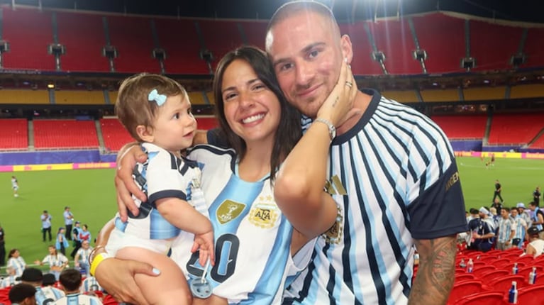 Ailén Cova y Alexis Mac Allister con Alaia. Foto: Instagram ailencova