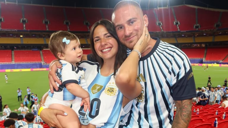 Ailén Cova y Alexis Mac Allister con Alaia. Foto: Instagram ailencova