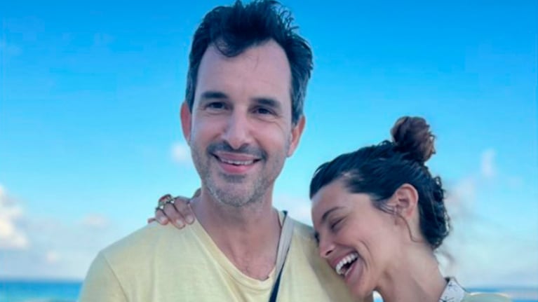 Aíto de la Rúa compartió la primera foto con Calu Rivero luciendo su pancita de embarazada en la playa.