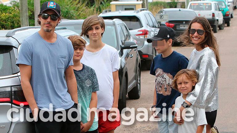 ¡Al mal tiempo, buena cara! Tarde de paseo de Pampita y Roberto García Moritán con sus hijos en Punta del Este