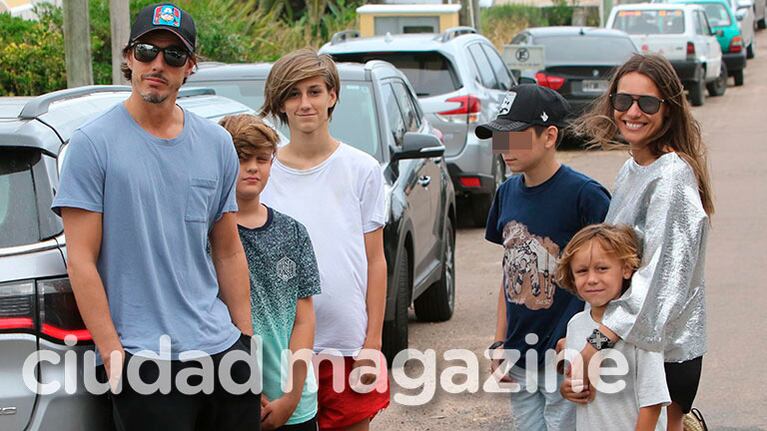 ¡Al mal tiempo, buena cara! Tarde de paseo de Pampita y Roberto García Moritán con sus hijos en Punta del Este