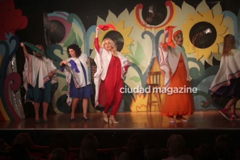 ¡Al teatro con mamá! Juana Repetto junto a su hijo, Toribio, en el estreno marplatense de Reina Reech