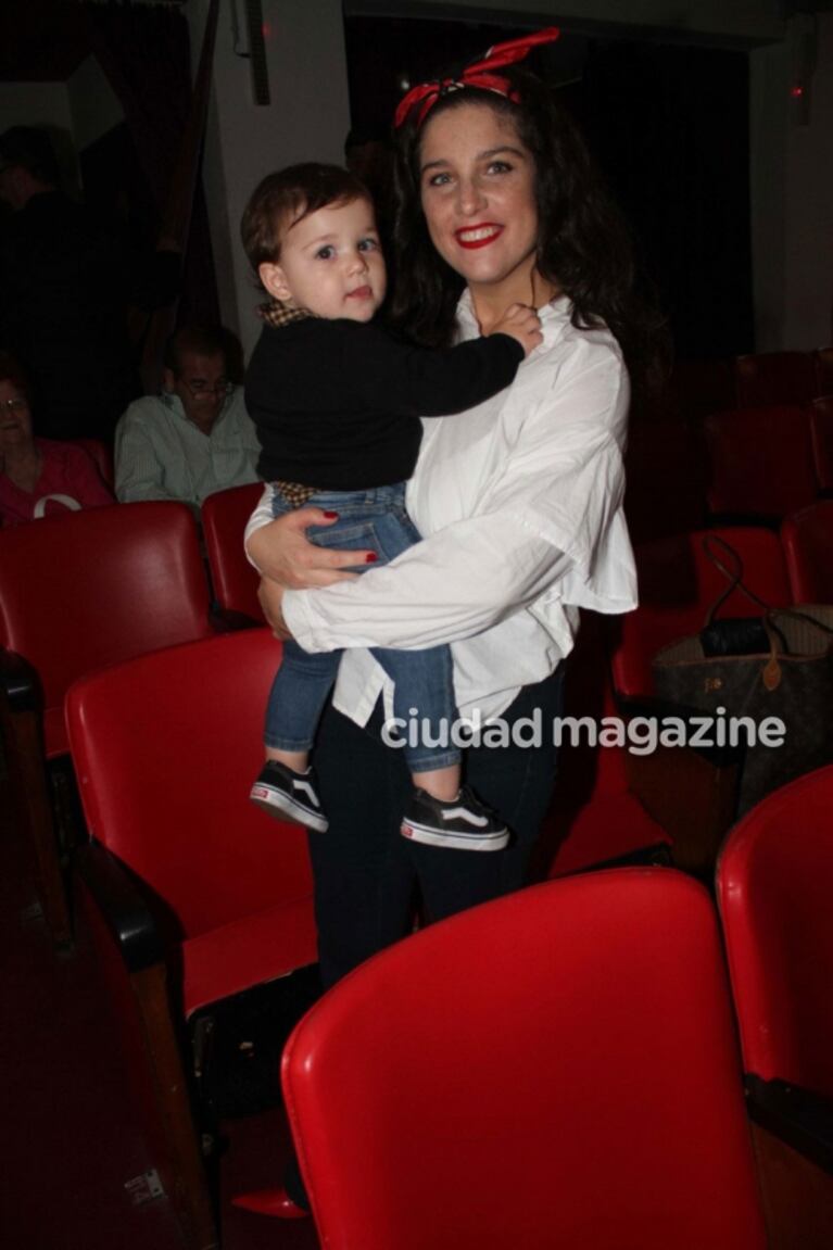 ¡Al teatro con mamá! Juana Repetto junto a su hijo, Toribio, en el estreno marplatense de Reina Reech