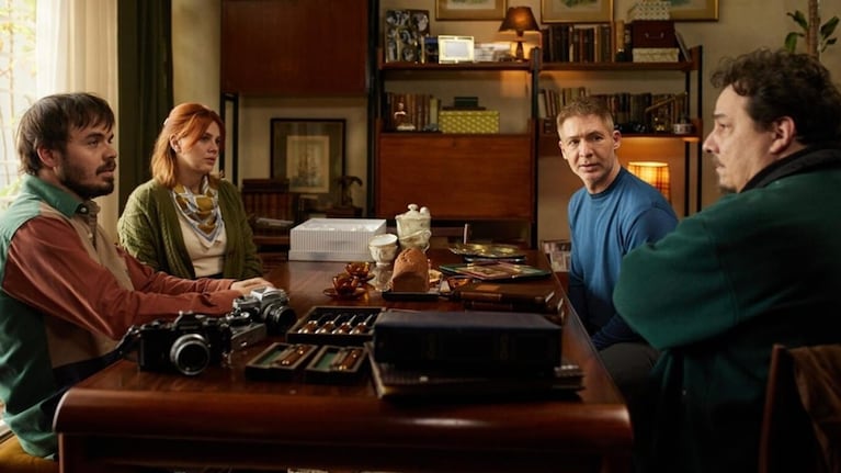 Al trío protagónico se suma Benjamín Rojas.