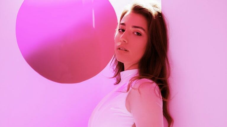 Alaina Castillo presenta su gran apuesta artística: No vuelvas a mirar atrás