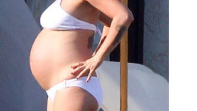 Alanis Morisette luce su panza de embarazada en México 