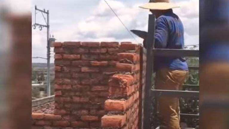 Albañiles construyen una pieza sin puerta y su reacción es viral