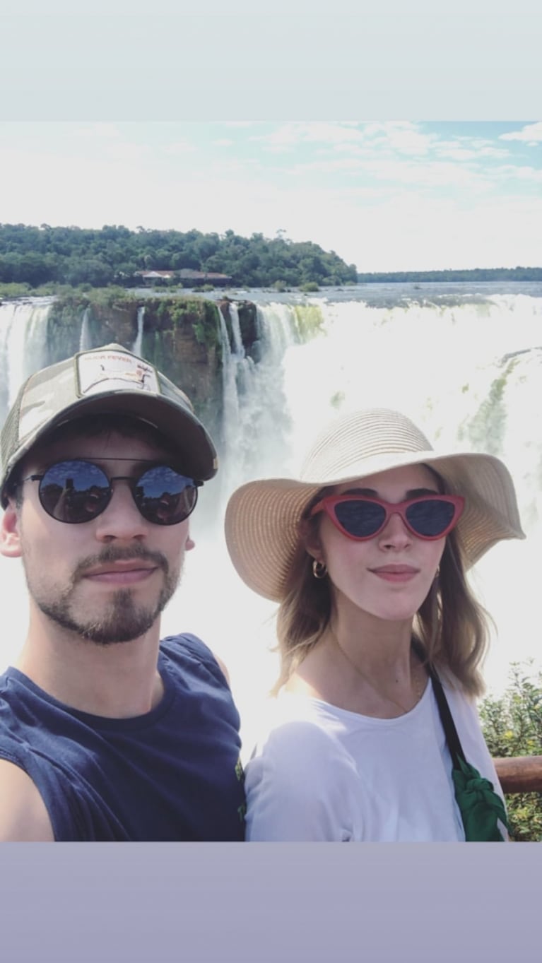 Albert Baró, el actor de Argentina tierra de amor y venganza, y su novia Nerina Uturbey en las Cataratas del Iguazú