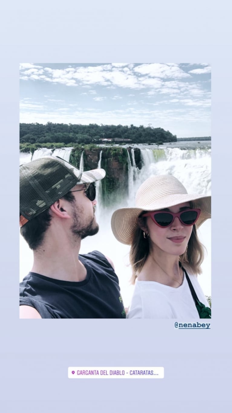 Albert Baró, el actor de Argentina tierra de amor y venganza, y su novia Nerina Uturbey en las Cataratas del Iguazú