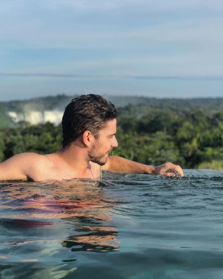 Albert Baró, el actor de Argentina tierra de amor y venganza, y su novia Nerina Uturbey en las Cataratas del Iguazú