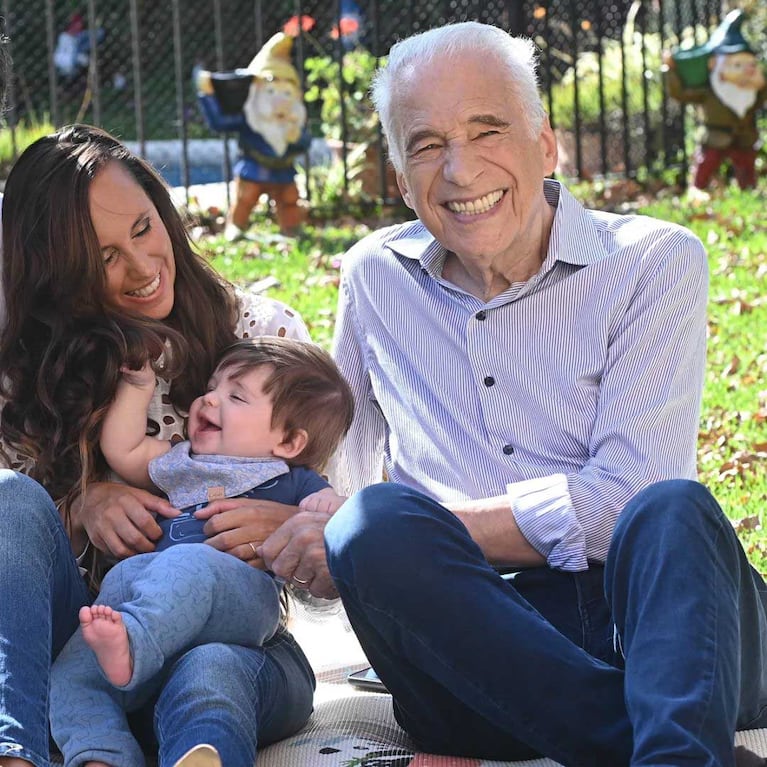 Alberto Comillot, Estefanía Pasquini y su hijo Emilio (Foto: Instagram @estefi_pasquini)
