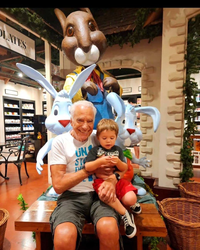 Alberto Cormillot con Emilio, su hijo menor.
