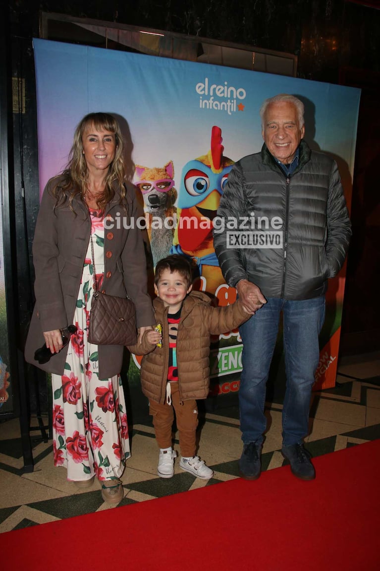 Alberto Cormillot con Estefanía Pasquini y el pequeño Emilio (Foto: Movilpress)