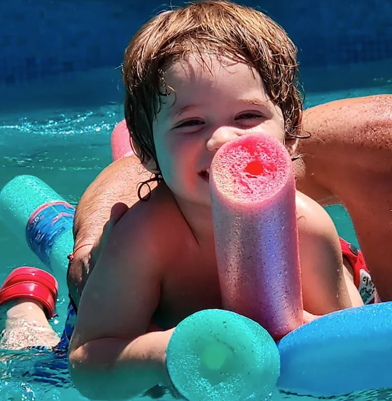 Alberto Cormillot le enseñó a nadar a su hijo Emilio: las fotos familiares en la piscina