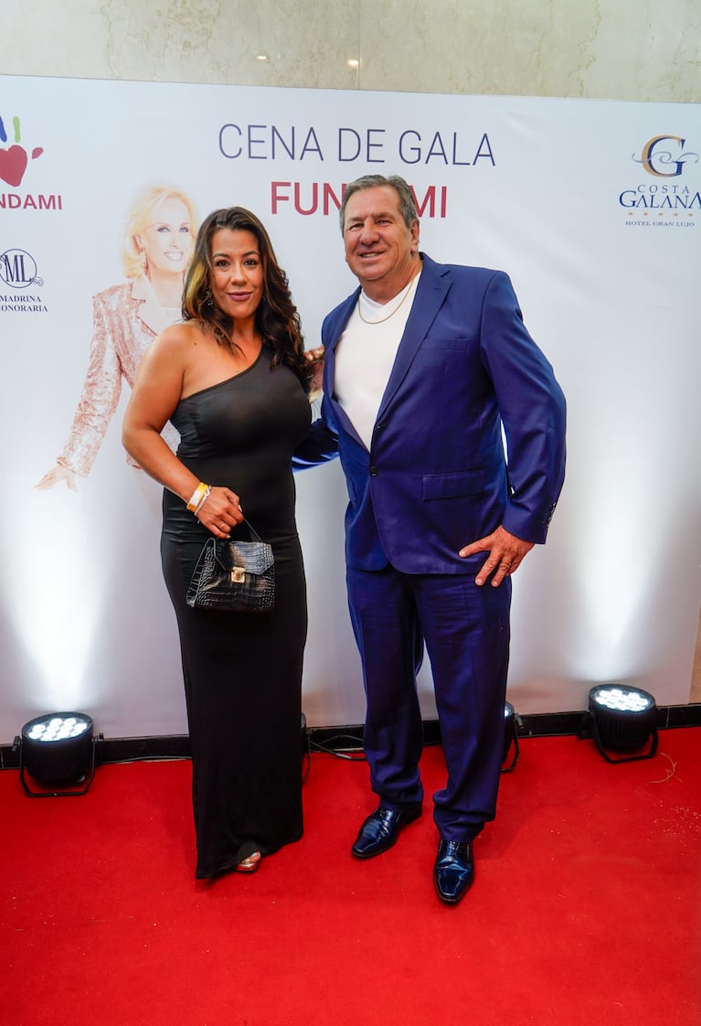 Alberto Martínez, papá del Dibu, junto a Laura