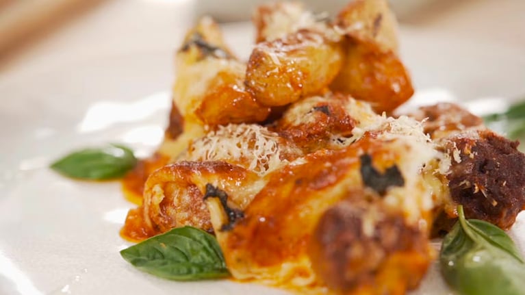Albóndigas gratinadas con salsa de tomates y papines. Foto: Cucinare TV
