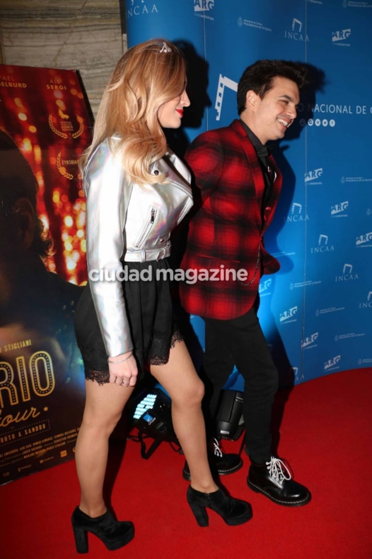 Ale Sergi, mimoso y enamorado con su novia en una avant premiere