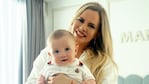 Alejandra Maglietti abraza a su hijo Manu en el día de su primer cumpleaños. Fuente: Instagram @alemaglietti