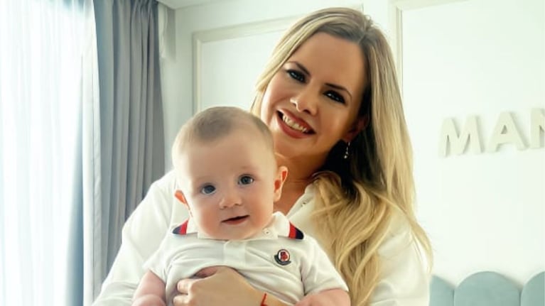 Alejandra Maglietti abraza a su hijo Manu en el día de su primer cumpleaños. Fuente: Instagram @alemaglietti