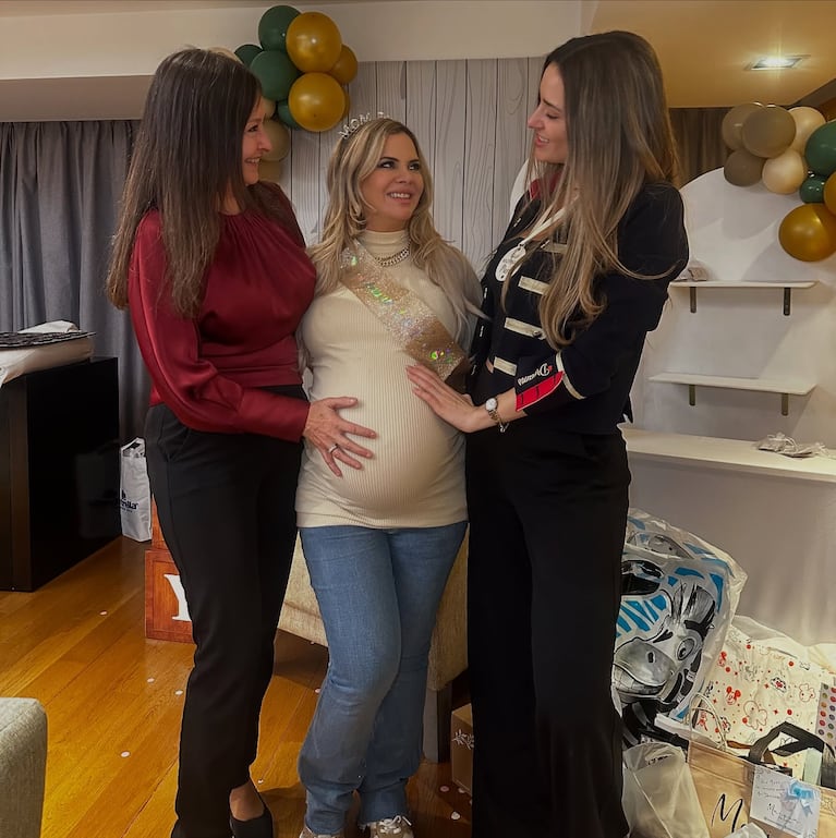 Alejandra Maglietti con su mamá y su hermana Giuliana | Créditos: Instagram @alemaglietti