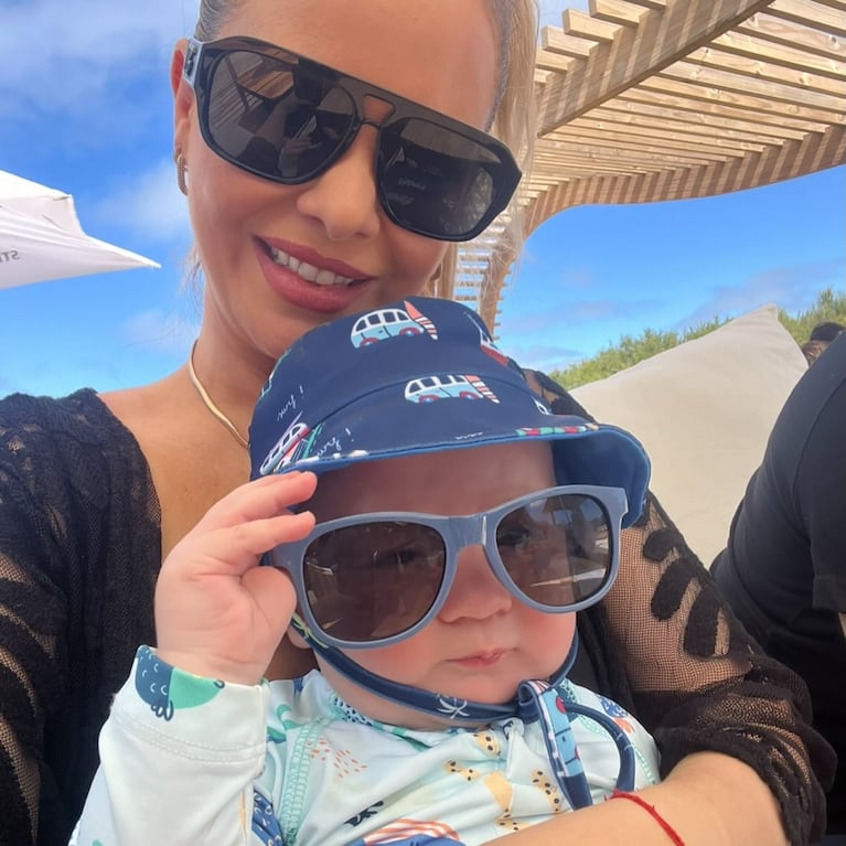 Alejandra Maglietti llevó a su hijo Manu a conocer el mar. Crédito: Instagram