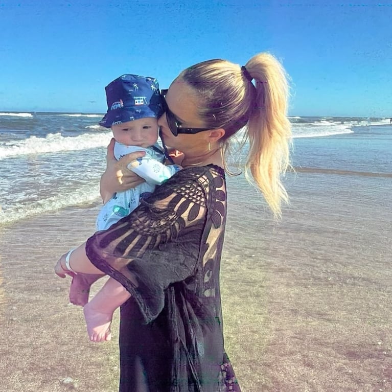Alejandra Maglietti llevó a su hijo Manu a conocer el mar. Crédito: Instagram