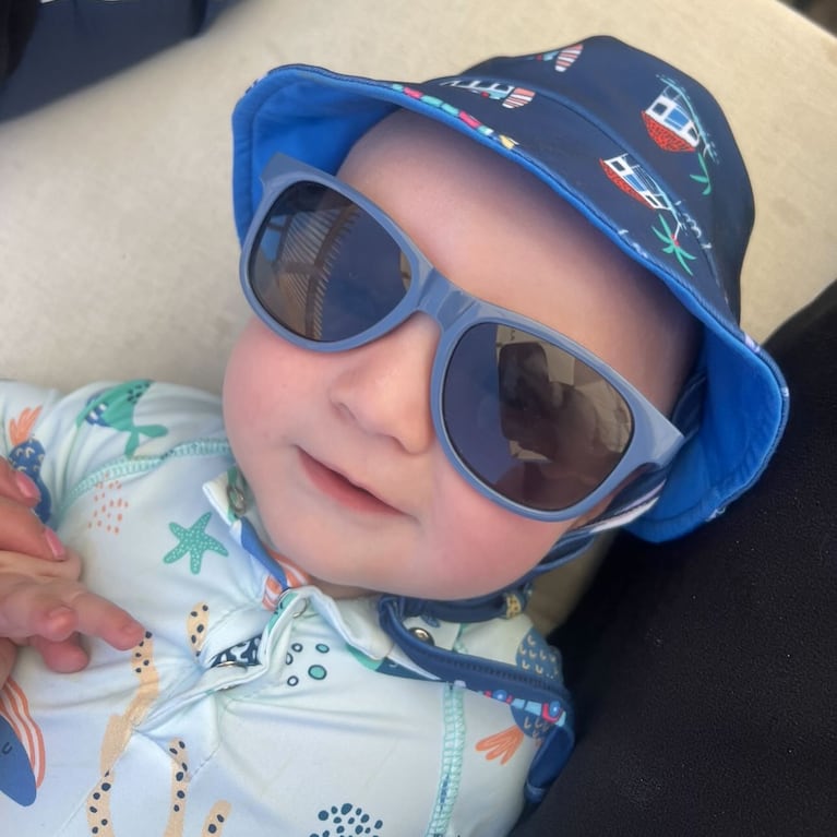 Alejandra Maglietti llevó a su hijo Manu a conocer el mar. Crédito: Instagram