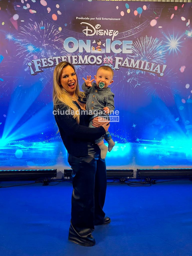 Alejandra Maglietti y su hijo Manu en Disney On Ice.