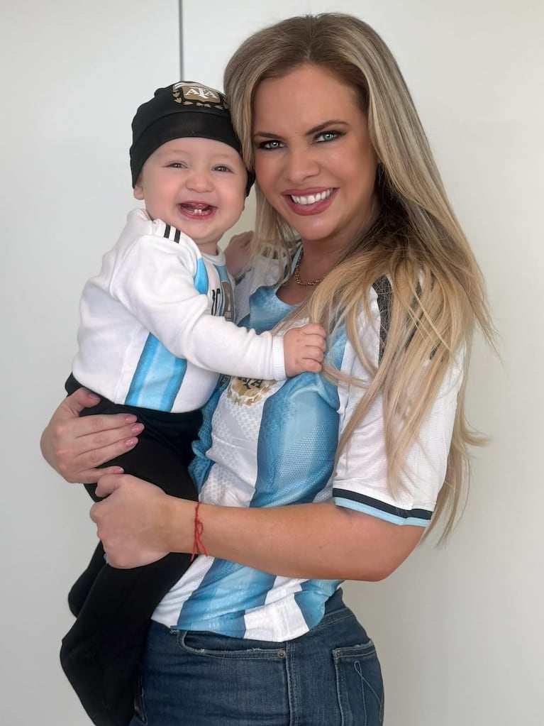 Alejandra Maglietti y su hijo Manu (Foto: Instagram @alemaglietti)