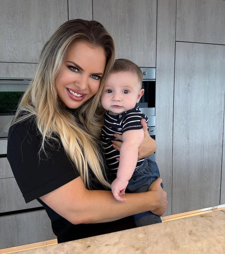Alejandra Maglietti y su hijo Manu (Foto: Instagram @alemaglietti)