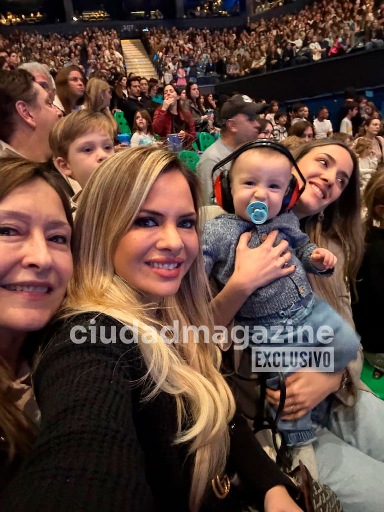 Alejandra Maglietti y su hijo Manu, su mamá, Shirley, y su hermana, Giuliana, en Disney On Ice.