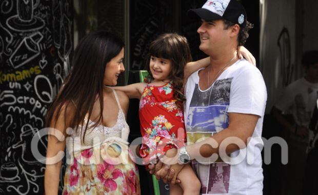 Alejandra Martínez, Juan Pablo Rossotti y Sofía, paseando por Palermo. (Foto: Jennifer Rubio - Ciudad.com)