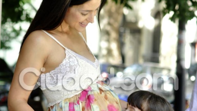 Alejandra Martínez y Sofía, paseando por Palermo. (Foto: Jennifer Rubio - Ciudad.com)