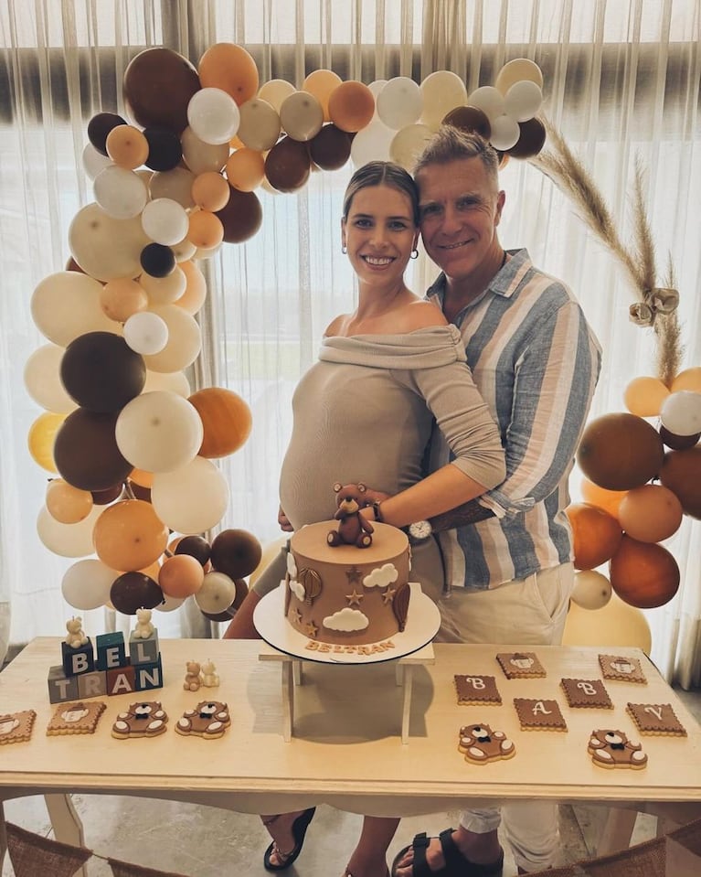 Alejandro Fantino y Coni Mosqueira en el baby shower de su hijo, en marzo de 2024. Foto: Instagram (@fantinofantino)
