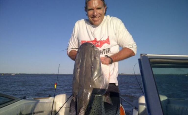 Alejandro Fantino y el enorme surubí que pescó. (Foto: @fantinofantino)