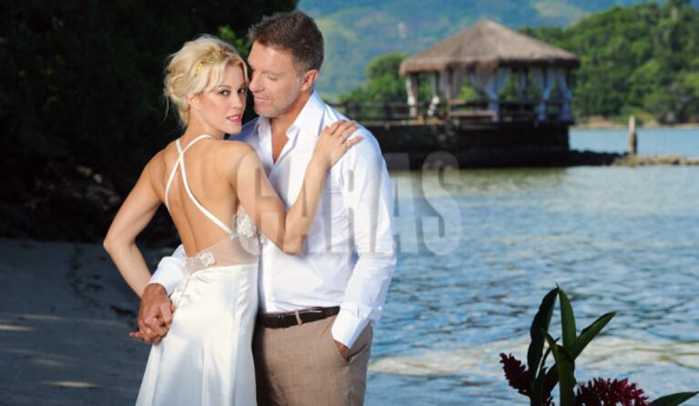 Alejandro Fantino y Miriam Lanzoni, en la isla de Caras. (Fotos: revista Caras)