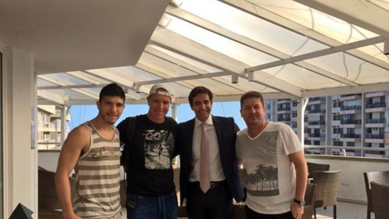 Alejandro Fantino y su hijo, Nahuel, de viaje en las playas de Río de Janeiro. (Foto: Twitter)