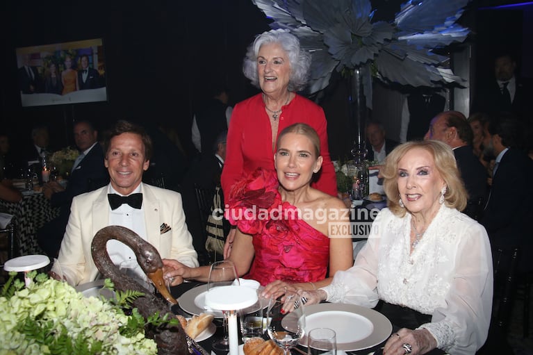 Alejandro Gravier, Mirtha Legrand, Valeria Mazza y su mamá. (Foto: Movilpress)