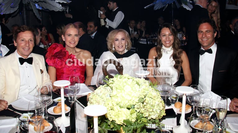 Alejandro Gravier, Valeria Mazza, Mirtha Legrand, Carolina Pampita Ardohain y Martín Pepa. (Foto: Movilpress)